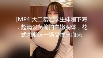 单位女厕近距离偷窥制服美女同事的多毛小黑鲍