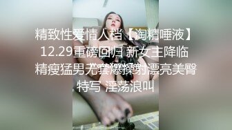 时装模特和摄影师大胆模仿优衣库在试衣间打炮