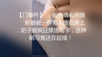 洗浴会所保安躲藏在排气扇通风口附近手持偷拍女浴客洗澡貌似有几个身材还可以