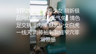 偷拍达人潜入商场隔板女厕手机不停移动偷拍美女如厕