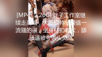 偷拍美女裙底风光极品美女白色超短裙超长时间抄底灰色内内超薄透明丝袜美女买盲盒抄底黑白花纹内裤