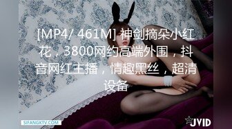 《极品CP?魔手?外购》技术型坑神巅峰厕拍！商场女厕极限特写镜头偸拍络绎不绝少女少妇方便~菊花美鲍近在咫尺有极品逼