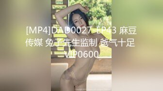 [MP4/ 424M] 性感小骚货 淫乳女神下面有根棒棒糖无套爆操性感空乘制服的小骚货，魔鬼身材白虎粉逼