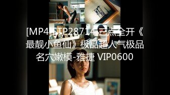 顶级绿帽奴大哥携娇妻约俩单男玩4P,三个大J8围着小少妇,手嘴闲不住