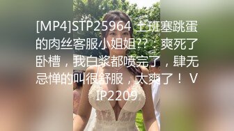 乖巧的小学妹，仔细端摹着鸡鸡，看着鸡鸡就想吃鸡腿，放在嘴里吧唧吧唧口！