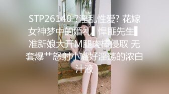 穿着一袭黑色丝衣的成熟御姐，气质柔柔端庄坐在沙发上