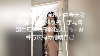 大众澡堂子内部员工偷拍几个身材不错 的美女换衣服