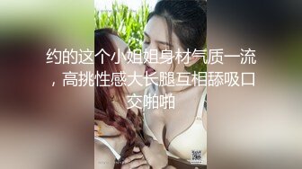 发骚的御姐小少妇全程露脸跟狼友互动撩骚，分享手机里的性爱片段，撅着屁股让大哥调教，手指捅菊花爆草抽插