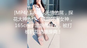 ⚫️⚫️火车站旁小旅店真实偸拍小情侣开房造爱，妹子天然大奶子长得不错，搞完小伙吃点辣条补补体力