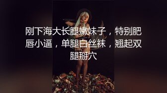 麻花辫卡哇伊网红美女！新人下海自慰！嫩乳骚穴，玻璃棒磨蹭洞口，插入猛捅娇喘