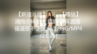 一月新流出厕拍大神找到一份给KTV送酒的工作趁此机会潜入女厕偷拍小姐尿尿(5)前景毛毛鞋安全内裤小姐