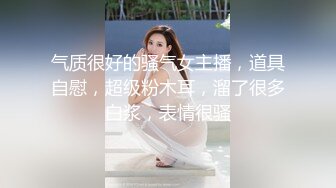 餐厅服务员小美女，来大姨妈了还要上班，正巧上厕所拍下了这一幕，底下还在流血！