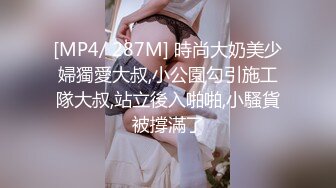 亚洲女孩与她的毛茸茸的猫擦公鸡，让他暨在内裤