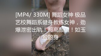 八块腹肌男跟俩打几把,其中的一个大的有点夸张,软的时候就差点拿不住