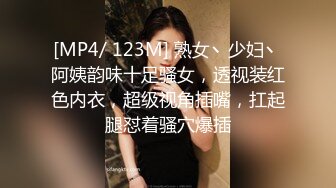 冒死爬窗偷窥房东的小女儿洗澡 卧槽,这B毛很有特色