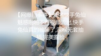 [MP4/ 703M] 颜值不错的美女主播露脸户外小河边勾搭钓鱼的小哥激情啪啪，让小哥吃奶玩逼交大鸡巴