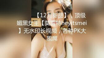 20岁活力美少女，掏出大奶子揉捏，圆润大肥臀脱下内裤，中指扣入粉穴高潮流出白浆