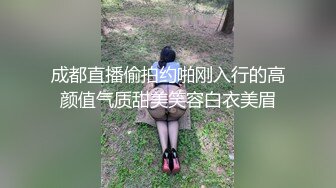 两个大老黑伺候一个中年熟女，口交两个大鸡巴真骚，被两黑鬼轮草抽插，干了骚逼干菊花，各种体位