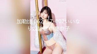 俯拍玩手机的女神 手电筒照她B都一点没察觉 无水印原版