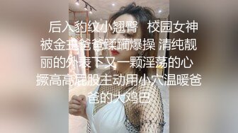 22歲騷女友故意跑到公廁，視訊玩跳蛋給男友看，突然被隔壁的聲音嚇一跳！