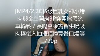 【最新极品抄底】超高质量机场地铁抄底惊现无内小美女 白嫩丰臀太紧致内内夹逼缝里了 (14)