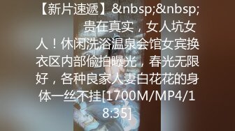 8月新流出国内厕拍大神潜入某小区附近健身房女厕偷拍粉红短裤美女的鲍鱼带点姨妈血看着很想洗干净舔一下