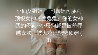 大屁股骚奶子黑丝诱惑颜值也还不错的无敌骚浪贱，让小 哥床上放肆抽插，奶子乱晃叫的骚，后入双插菊花逼逼[