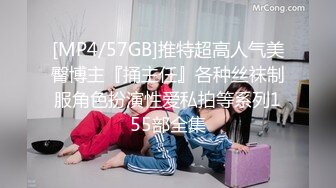 商场女厕全景偷拍熟女少妇 一直盯着摄像头 难道被发现了？