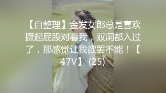 家庭摄像头偷窥，颜值还不错的良妻，大厅和女儿看电视，原来女人是这样穿奶罩的！