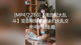 看两个猛男把妻子按住4p