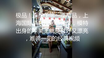 清纯萝莉嫩妹子，粉嫩嫩的身材，白虎无毛小穴也很粉嫩，道具插入淫水晶莹剔透