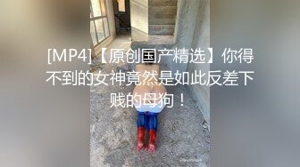 逛万达厕所还是挺旺的，来女生厕所的络绎不绝 一下子拍三个小逼，再出来等候拍脸 有美有轻熟少妇！