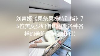 苗条贫乳黑网袜妹子，和男友日常性爱先玩穴，换上黑丝露脸口交女上销魂无套做，射在背上