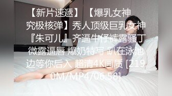 长发美女雪儿粉和男粉丝在网吧厕所约啪，爽到高潮但不敢叫出