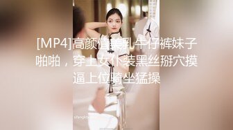 学生制服极品美女！性感美腿丝袜！地上假吊骑乘深插，搞的嫩穴好湿，白嫩美臀特写，上下套弄爽翻