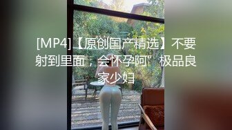 刚刚还坐在你身边的可爱女孩躲在厕所里给别人拍色色的视频