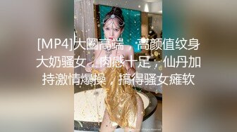 澡堂子偷窥一个人闷闷不乐洗澡的眼镜少妇