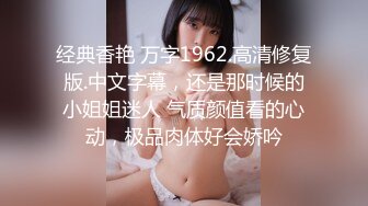 骚味浓郁白衣荡妇从后面抱着大力揉捏奶子，丰满肉体触感还是不错，扑上去猛烈抽插毫不手软狠狠用力搞