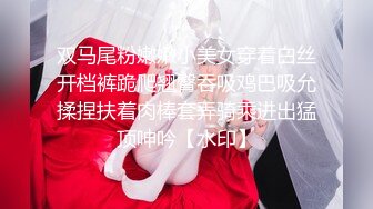 和熟妇骚老婆在浴室洗澡情不自禁啪啪上她，黑丝无套