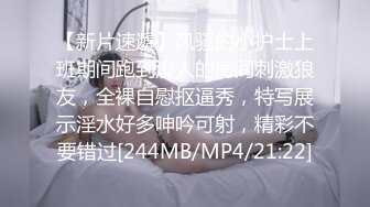 妹子拿着这根粗长的鸡巴就玩深喉