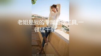 商场女厕偷拍 牛仔裤美女憋不住了 半蹲着尿 好黑的B