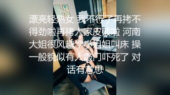 ❤️❤️小骚B一个，颜值身材在线，外表甜美大奶，细腰美臀，背上纹身，无毛骚穴，震动棒玩弄，让人欲罢不能