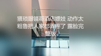 [MP4/ 175M] 骚货老婆巨无霸自慰，老公的小鸡巴已满足不了需求，老公手拿假屌帮忙插！