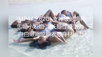 坑爹女主播潜入海边浴场更衣室洗浴间偷偷现场直播导致不少泳客春光外泄