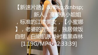 91傲慢先生 到少妇家门外，偷偷让她出来，在楼道偷情，老公家里打游戏，少妇裹着大衣就出来，躲在墙边被我按住吃鸡巴后入！