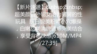 小洛蒂喜欢逗弄她娇小的身躯。这位潮人非常喜欢用耳机听音乐，穿着迷你裙闪闪发光。但是你会相信她是如何在