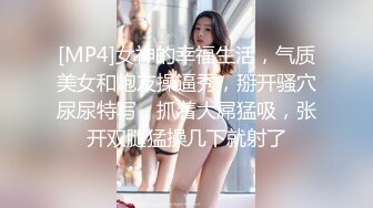 大神潜入商场女厕近距离偷窥牛仔短裤美女的大肥鲍