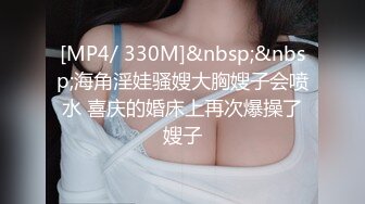 颜值不错的风骚女模特，大辫子漏出骚奶子诱惑狼友跟两位大哥激情3P